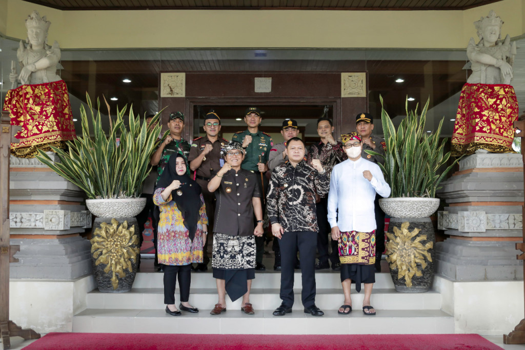 Bupati Giri Prasta Terima Kunja Bupati Paser Kalimantan Timur